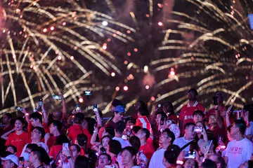 Ramai rakyat Singapura bersemangat mengenakan warna kebangsaan tanah air mereka. Berpakaian merah dan putih, mereka kelihatan teruja  berjaya mendapatkan tiket acara pratonton Perbarisan Hari Kebangsaan (NDP) yang berlangsung baru-baru ini. 