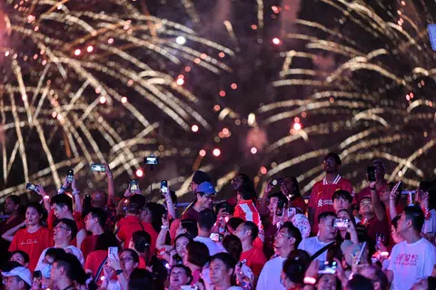 Ramai rakyat Singapura bersemangat mengenakan warna kebangsaan tanah air mereka. Berpakaian merah dan putih, mereka kelihatan teruja  berjaya mendapatkan tiket acara pratonton Perbarisan Hari Kebangsaan (NDP) yang berlangsung baru-baru ini. 