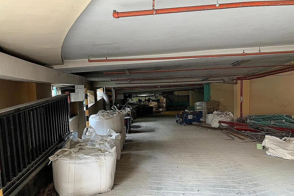 KEMUDAHAN BAKAL MESRA JEMAAH: Kawasan tempat letak kereta (gambar atas) dan bilik imam dijangka memberikan banyak keselesaaan kepada jemaah dan kakitangan masjid kelak. 