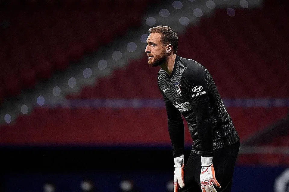 DIGANTI: Manchester United akan mendapatkan penjaga gol Atletico Madrid, Jan Oblak (atas) bagi menyelesaikan krisis pemain nombor satu mereka bagi menggantikan David De Gea. - Foto AFP