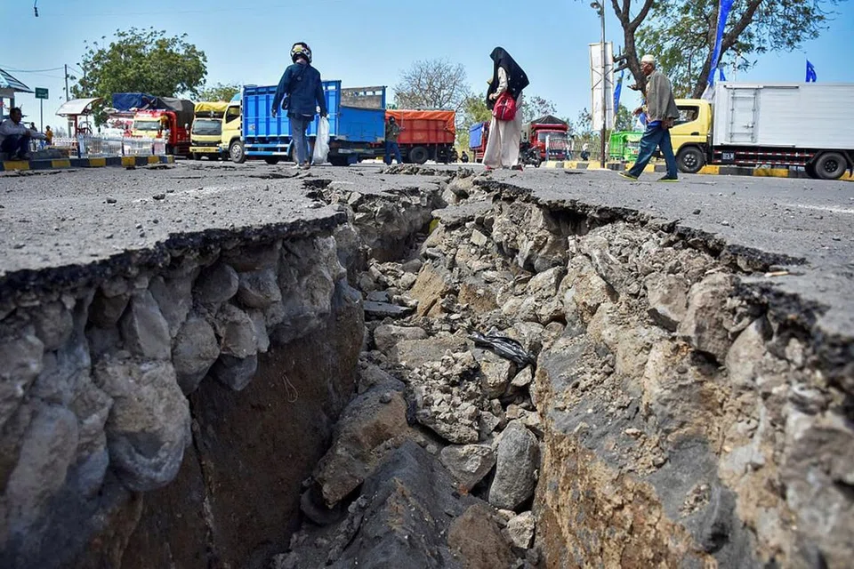 KESAN GEMPA: Jalan raya di Pelabuhan Kayangan di Lombok ini merekah ekoran gempa bumi yang menggegarkan kawasan itu kelmarin. - Foto CMG 