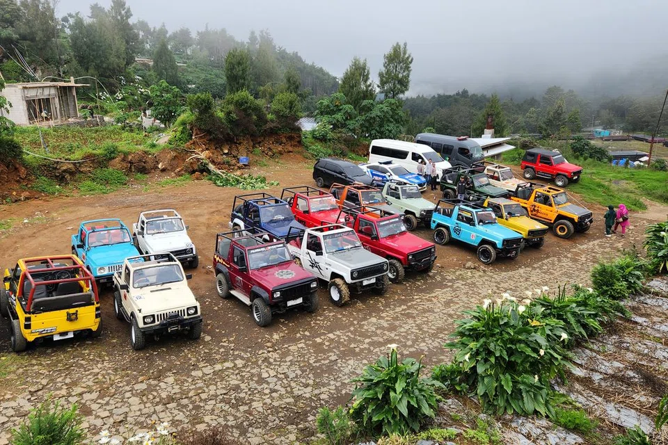 Jip pacuan 4 roda (4WD 4x4) digunakan untuk menjelajah pemandangan indah di dataran bukit tinggi Dieng.