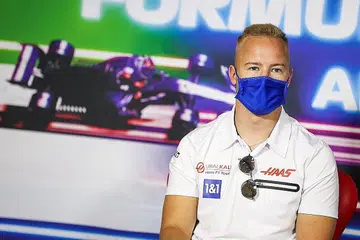 TAK BOLEH WAKILI NEGARA: Pemandu pasukan Haas, Nikita Mazepin (atas), adalah satu-satunya pemandu Russia dalam F1 sekarang. - Foto REUTERS