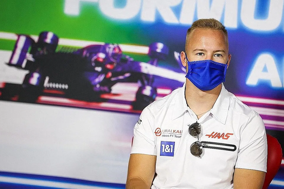 TAK BOLEH WAKILI NEGARA: Pemandu pasukan Haas, Nikita Mazepin (atas), adalah satu-satunya pemandu Russia dalam F1 sekarang. - Foto REUTERS