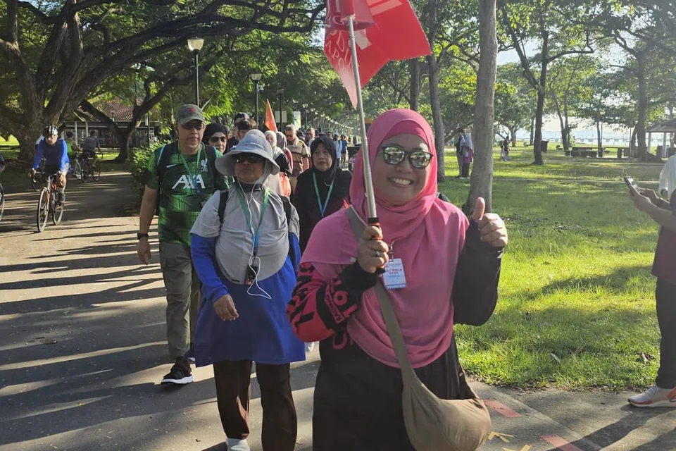 Agensi Jalaluddin Travel & Services mengadakan kegiatan berjalan kaki sepanjang lima kilometer bersama jemaah mereka di Taman East Coast baru-baru ini. 