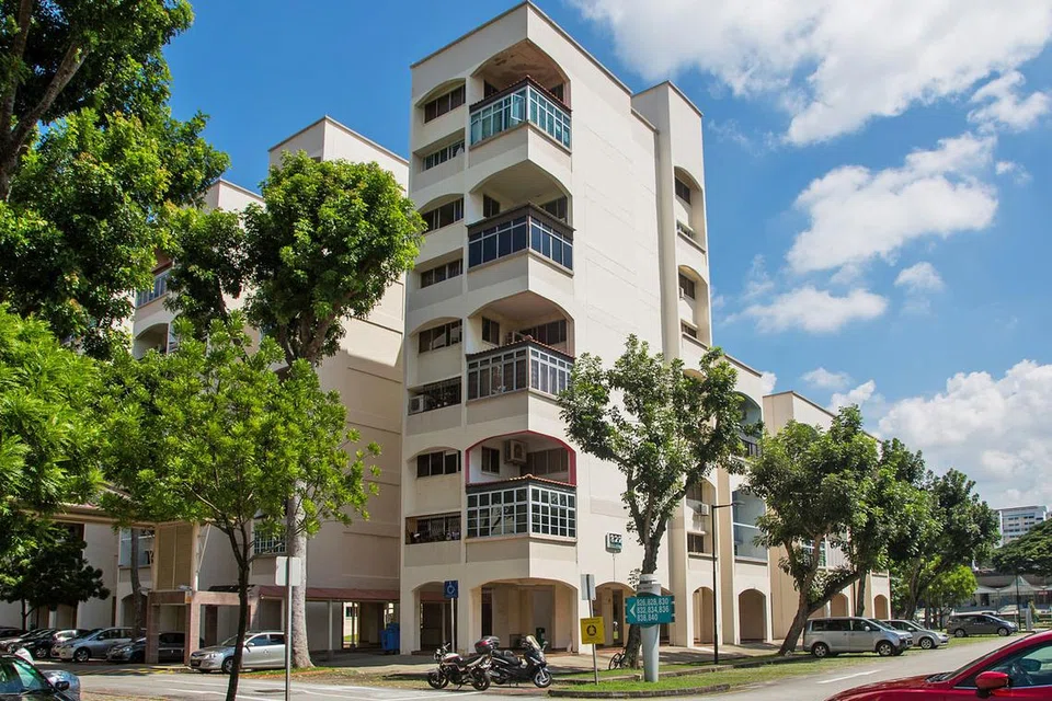 BAKAL DAPAT DURIAN RUNTUH: Encik Aman Ibrahim dan CIk Rohaina Ithnin gembira akan mendapat $2.305 juta daripada penjualan en-bloc estet Eunosville (gambar). Pasangan ini membeli flat masionet mereka di estet itu pada harga $442,000 pada 1999. - Foto ZALEHA ABDUL KADER