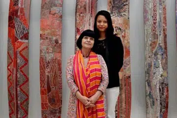 PAMERAN SENI: Seorang kurator dan pakar sejarah seni, Cik Amelia Abdullahsani-Gerick (belakang), dan seorang artis seni halus, Cik Delia Prvacki (depan), bekerjasama bagi satu pameran seni, Passage, di Muzium Seni Luxe. - Foto TAUFIK A. KADER 