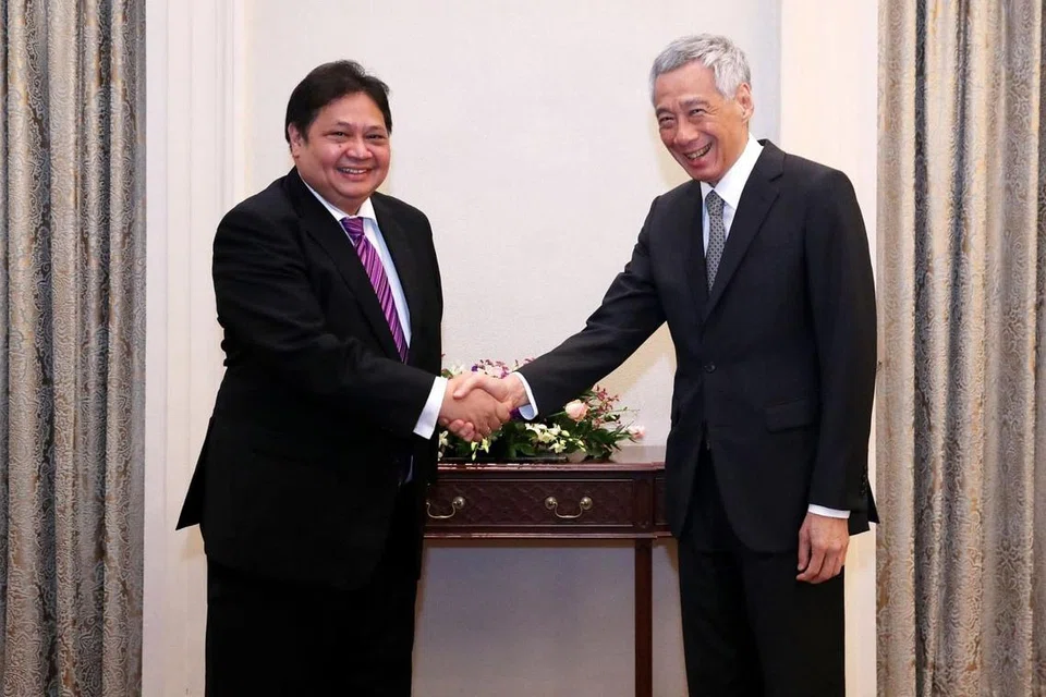 Encik Lee Hsien Loong dan Encik Airlangga Hartarto (kiri).