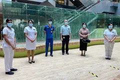 TAWARKAN PENJAGAAN: Pasukan pelbagai disiplin dari NHCS menawarkan penjagaan kepada pesakit yang mengalami PAH. (dari kiri) Jururawat kanan Cik Sumathy D/O Perumal; pakar jururawat dari unit penjagaan pengkhususan kejururawatan Pusat Jantung Nasional Singapura, Cik Aidila Ismail; Profesor Madya Jonathan Yap; Profesor Madya Lim Soo Teik; Profesor Madya Tan Ju Le dan jururawat kanan Cik Lim Chee Lan. - Foto NHCS