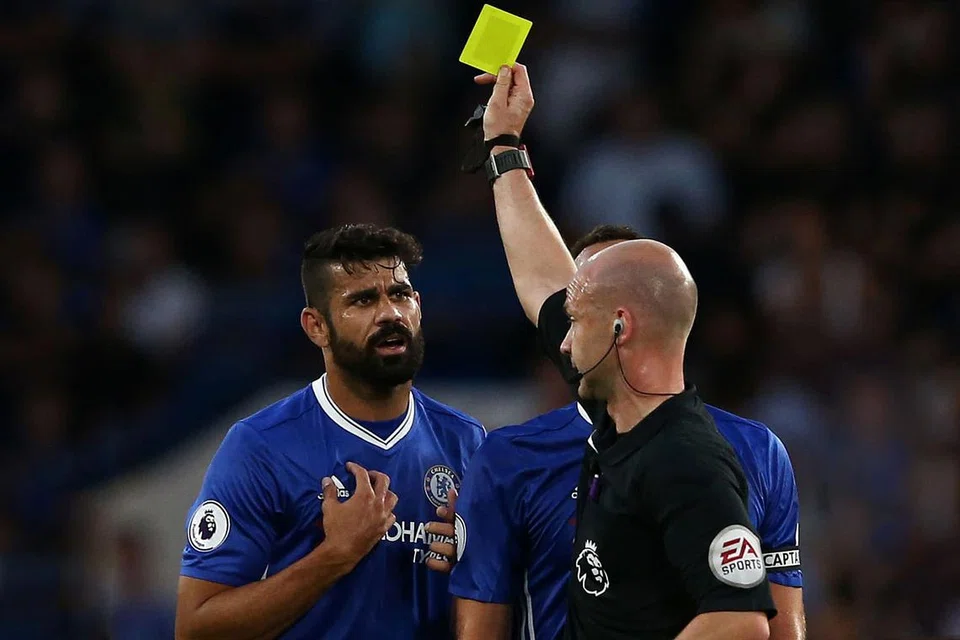 AKSI NAKAL LAGI: Diego Costa menerima kad kuning pertama pada separuh masa pertama dan bertuah tidak menerima kad kuning kedua di babak kedua kerana membuat terkaman liar ke atas penjaga gawang West Ham. - Foto AFP