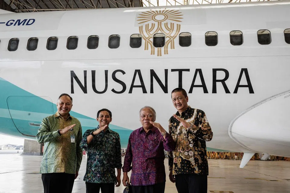 (Dari kanan) Ketua Pegawai Eksekutif Garuda Indonesia, Encik Irfan Setiaputra; Mantan Menteri Kerja Raya dan Perumahan Rakyat Indonesia, Encik Basuki Hadimuljono; Menteri Perhutanan yang baru, Encik Raja Juli Antoni; dan Presiden Pesuruhjaya Garuda Indonesia, Encik Fadjar Prasetyo, bergambar bersama dalam majlis pelancaran pesawat Garuda Indonesia Boeing 737 NG yang dihiasi dengan logo Ibu Kota Nusantara (IKN), di Lapangan Terbang Antarabangsa Soekarno-Hatta, Tangerang, pada 26 Julai.