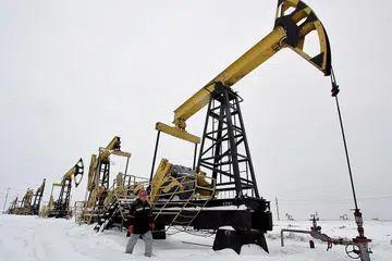 HUKUM RUSSIA: Seorang pekerja berjalan melepasi bicu pam di medan minyak Gremikhinskoye UdmurtNeft di timur Izhevsk di Russia. Pemimpin EU bersetuju menghukum Moscow kerana pencerobohannya ke atas Ukraine dengan sekatan ke atas sektor kewangan, tenaga dan pengangkutannya. - Foto fail REUTERS