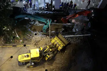 Menurut Kementerian Sumber Asli dan Kelestarian Alam Malaysia, kejadian tanah jerlus yang berlaku pada Ogos disebabkan oleh beberapa faktor seperti aktiviti manusia, cuaca dan hakisan lapisan tanah tambak di bawah permukaan.