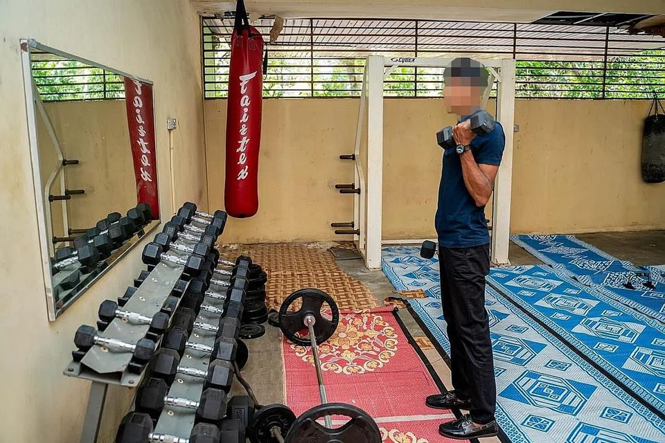 TELAH BERUBAH: Haziq, yang dahulunya selalu bertindak tanpa memikirkan keluarganya, kini memikul tanggungjawabnya sebagai seorang anak yang bekerja untuk menjaga keluarganya. - Foto BH oleh NUR DIYANA TAHA