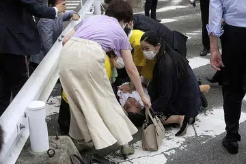 DITEMBAK: Bekas perdana menteri Jepun Encik Shinzo Abe terbaring di atas jalan raya selepas ditembak semasa mengadakan kempen pilihan raya di Nara, barat Jepun. - Foto-foto Reuters