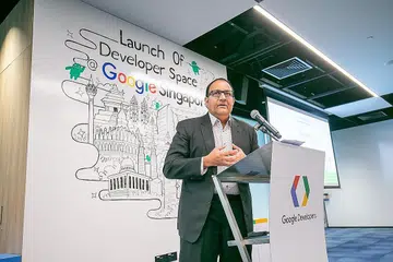 JALIN KERJASAMA: Encik Iswaran menggariskan bagaimana kerjasama dengan syarikat gergasi antarabangsa seperti Google kritikal dalam membantu syarikat dan pekerja Singapura kekal relevan di peringkat antarabangsa. - Foto GOOGLE