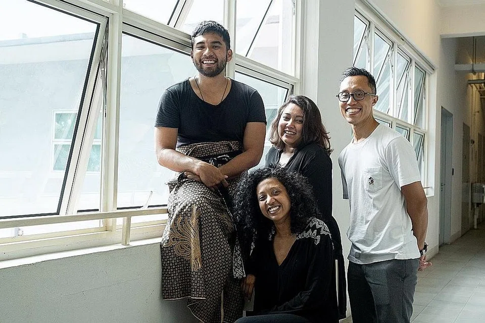 PENGALAMAN MEMBUKA MATA: Pengarah Urusan Teater Ekamatra, Cik Nurul Shaza Mohd Ishak (berdiri dua dari kanan) dan pasukannya yang terdiri daripada Pengarah Artistik, Encik Mohd Fared Jainal (kanan) serta dua seniman bersekutu, Encik Irfan Kasban (kiri) dan Cik Ruby Jayaseelan banyak belajar tentang daya tahan, mempelbagaikan sumber pendapatan dan ketangkasan dalam tempoh pandemik. - Foto TEATER EKAMATRA