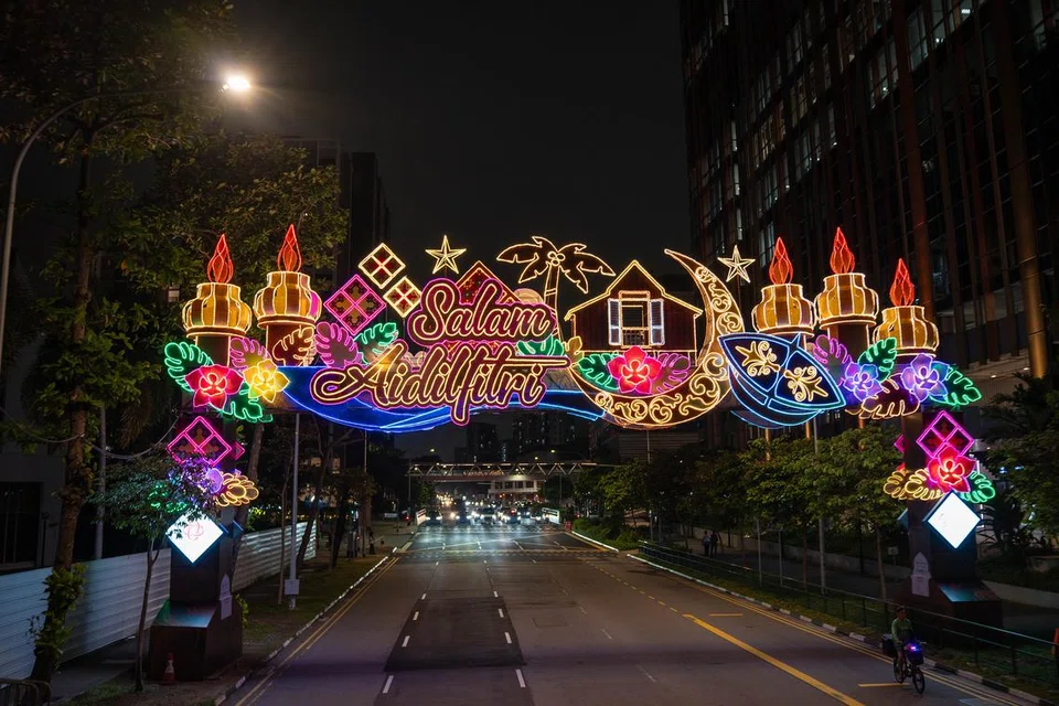 Lampu hiasan dinyalakan di sepanjang Geylang Road dan Sims Avenue dari 8 Mac sehingga 8 Mei 2024.