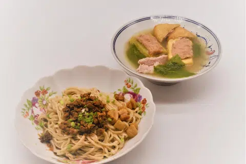 YONG TAUFU: Hidangan popular Cina Hakka yang membolehkan pelanggan pilih sayuran dan protein yang diinginkan. Ia juga merangkumi bahan yang disumbatkan daging atau pes ikan dalam tauhu dan sayur-sayuran seperti peria, bendi, lada, terung, cendawan dan sebagainya. 