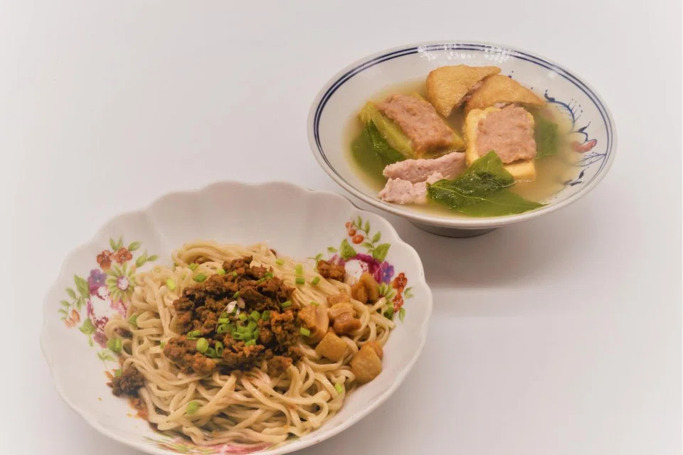 YONG TAUFU: Hidangan popular Cina Hakka yang membolehkan pelanggan pilih sayuran dan protein yang diinginkan. Ia juga merangkumi bahan yang disumbatkan daging atau pes ikan dalam tauhu dan sayur-sayuran seperti peria, bendi, lada, terung, cendawan dan sebagainya. 