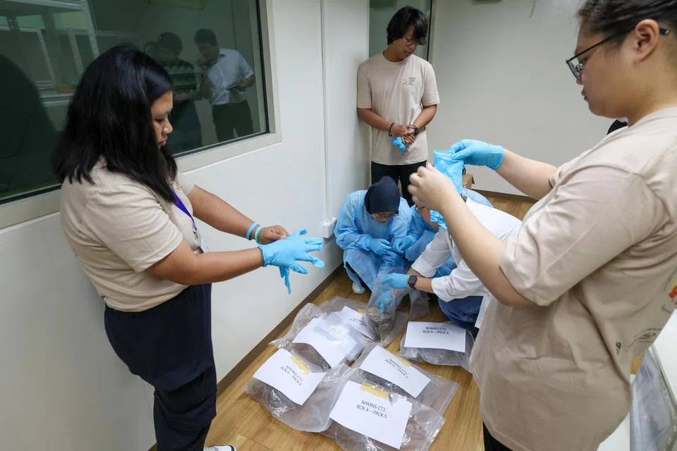 Peserta Bengkel Perdagangan Haram Hidupan Liar mengambil bahagian dalam salah satu kegiatan, di mana mereka memainkan peranan sebagai pegawai penguatkuasa yang mengambil contoh sisik tenggiling. Bengkel tersebut diadakan di Pusat Kesihatan Haiwan dan Tumbuhan (APHC) pada 25 Februari.