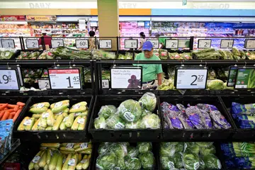 Warga Singapura juga harus memainkan peranan untuk berjimat-cermat dalam berbelanja sedang kos sara hidup meningkat.