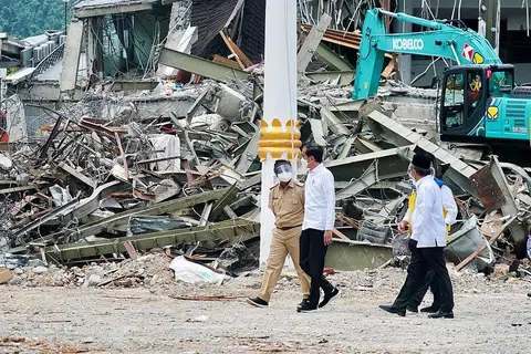 LAWATAN KE TAPAK NAHAS: Presiden Indonesia, Encik Joko Widodo (dua dari kiri), melawat bandar Mamuju, Sulawesi Barat, kelmarin bagi menemui mangsa dan menawarkan bantuan pemerintah. - Foto REUTERS