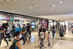 MASIH BAWAH TAHAP PRA-COVID-19: Nilai jualan runcit - pada anggaran $3.4 bilion Ogos lalu - terus berada di bawah tahap sebelum Covid-19. - Foto fail