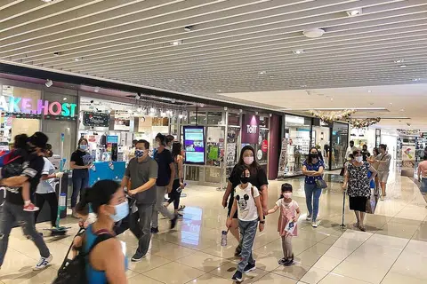 MASIH BAWAH TAHAP PRA-COVID-19: Nilai jualan runcit - pada anggaran $3.4 bilion Ogos lalu - terus berada di bawah tahap sebelum Covid-19. - Foto fail