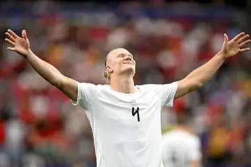 Penyerang Norway, Erling Haaland, meraikan jaringan gol kemenangan pasukannya ketika menentang Ivory Coast pada 30 Jun.