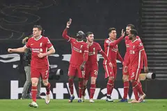 KEMBALI MENYENGAT: Penyerang Liverpool Sadio Mane (dua dari kiri) menjaringkan satu gol dan membantu dua lagi dalam kemenangan 3-1 ke atas Tottenham ketika aksi Liga Perdana England di Stadium Tottenham Hotspur, London. - Foto EPA-EFE