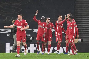 KEMBALI MENYENGAT: Penyerang Liverpool Sadio Mane (dua dari kiri) menjaringkan satu gol dan membantu dua lagi dalam kemenangan 3-1 ke atas Tottenham ketika aksi Liga Perdana England di Stadium Tottenham Hotspur, London. - Foto EPA-EFE