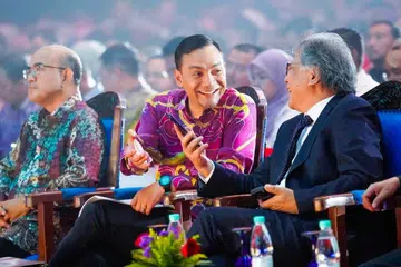 Menteri Besar Johor, Datuk Onn Hafiz Ghazi (tengah).