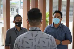 MANFAAT SOKONGAN: Encik Irfan (membelakangkan kamera) bersama Ketua Rumah Peralihan Pertapis, Encik Muhammad Sufian Salim (kiri) dan Pegawai Reintegrasi, Ketua Warder 2 (CW 2) Mohammad Zailan Ismail. - Foto ONG WEE JIN