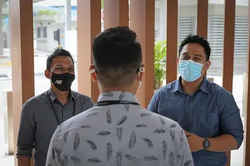 MANFAAT SOKONGAN: Encik Irfan (membelakangkan kamera) bersama Ketua Rumah Peralihan Pertapis, Encik Muhammad Sufian Salim (kiri) dan Pegawai Reintegrasi, Ketua Warder 2 (CW 2) Mohammad Zailan Ismail. - Foto ONG WEE JIN