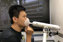 UJIAN JANGKITAN: Ketua Perisian & Perkongsian Breathonix, Encik Chan Tiong Ley, menunjukkan ujian pernafasan menerusi sistem tidak invasif dengan melekapkan mulut ke muncung Sistem Ujian Nafas BreFence Go Covid-19. - Foto BH oleh ONG WEI QIANG