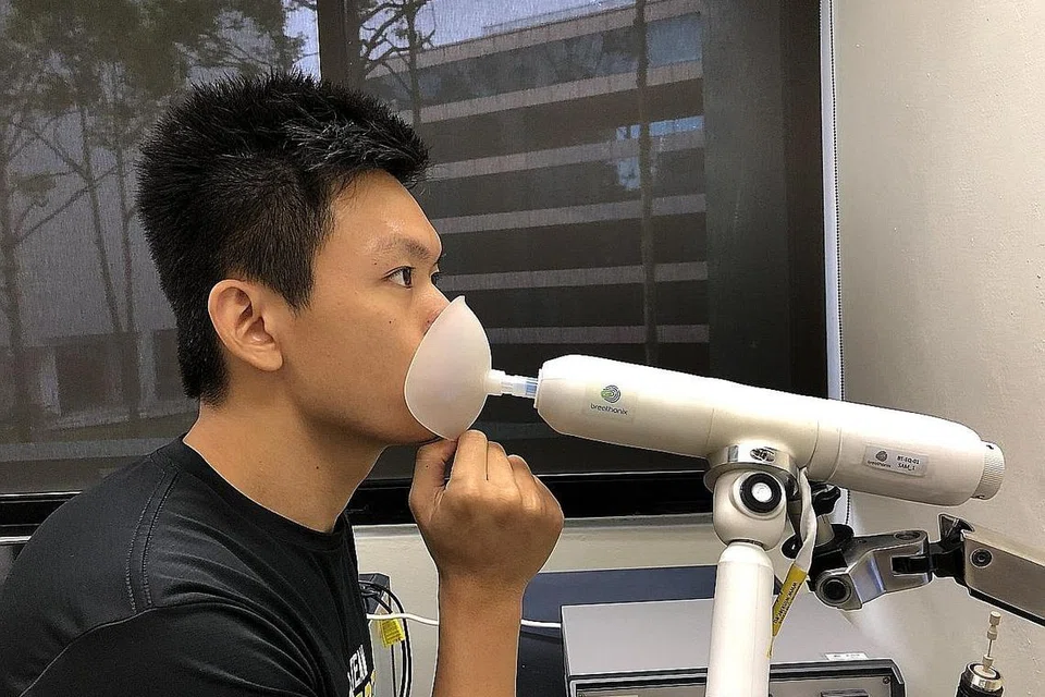 UJIAN JANGKITAN: Ketua Perisian & Perkongsian Breathonix, Encik Chan Tiong Ley, menunjukkan ujian pernafasan menerusi sistem tidak invasif dengan melekapkan mulut ke muncung Sistem Ujian Nafas BreFence Go Covid-19. - Foto BH oleh ONG WEI QIANG
