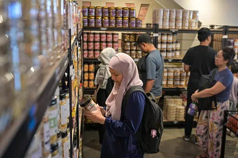 Bagi makanan yang status halal atau haramnya tidak jelas, serahkannya kepada pengetahuan pakar, dan jauhinya walaupun ada kemungkinan ia halal.