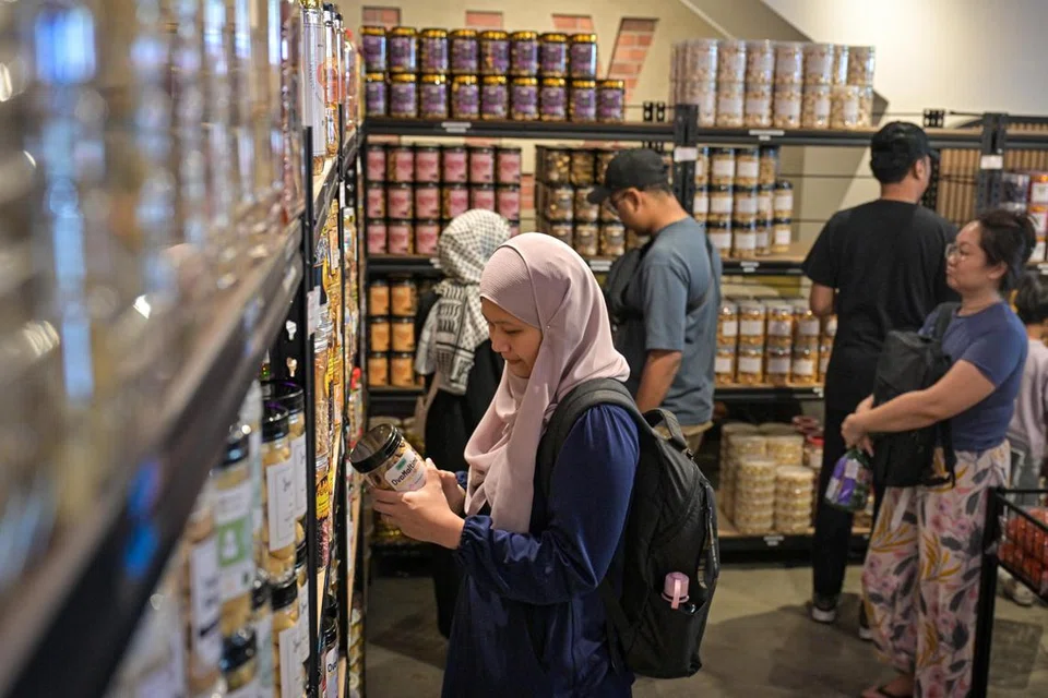 Bagi makanan yang status halal atau haramnya tidak jelas, serahkannya kepada pengetahuan pakar, dan jauhinya walaupun ada kemungkinan ia halal.