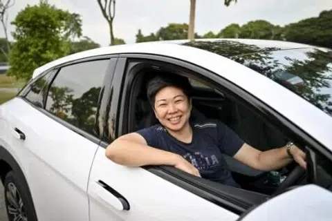 Cik Veronica Ong, yang beralih daripada kereta petrol kepada BYD Sealion 7, menyatakan bahawa beliau tidak perlu beratur untuk mengecas EV miliknya setakat ini.  