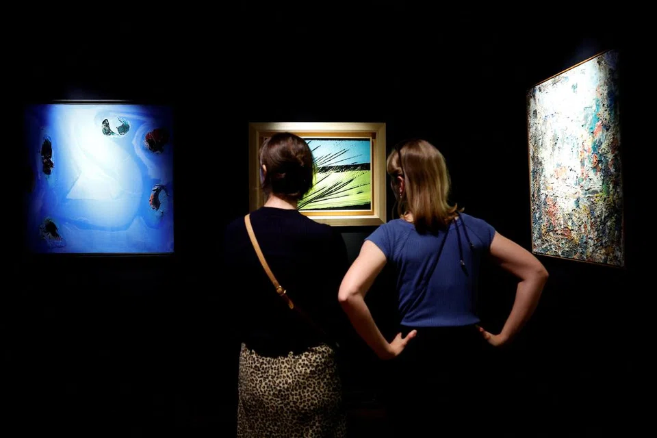MENIKMATI YANG TERSIRAT: Wanita sedang menikmati keindahan seni di sebuah pameran koleksi Gerard Depardieu di Paris, Perancis (Gambar hiasan).
