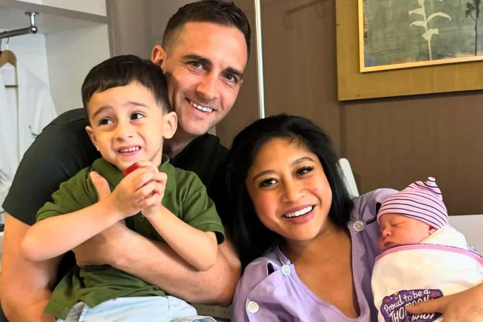 Hetty Sarlene Oakes bersama suami, Daniel Oakes, dan anak mereka Landon Oakes dan yang terbaru, Hayden Oakes (didukung Hetty Sarlene)