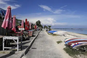 KOSONG DAN SEPI: Kawasan Pantai Pandawa yang dulu sibuk dengan pelancong kini kosong dan sepi sejak pandemik Covid-19 melanda Indonesia dan serata dunia. - Foto REUTERS