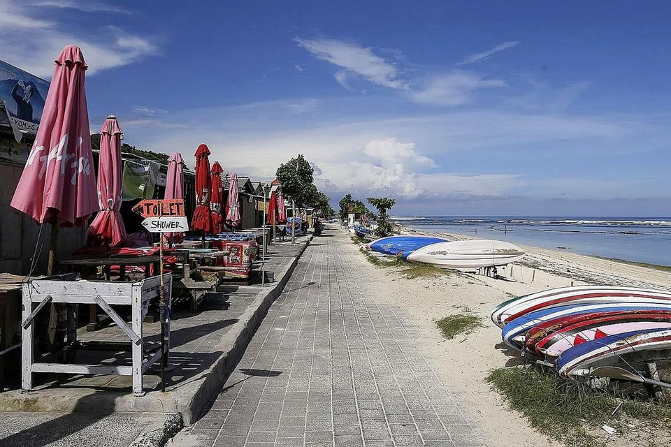 KOSONG DAN SEPI: Kawasan Pantai Pandawa yang dulu sibuk dengan pelancong kini kosong dan sepi sejak pandemik Covid-19 melanda Indonesia dan serata dunia. - Foto REUTERS