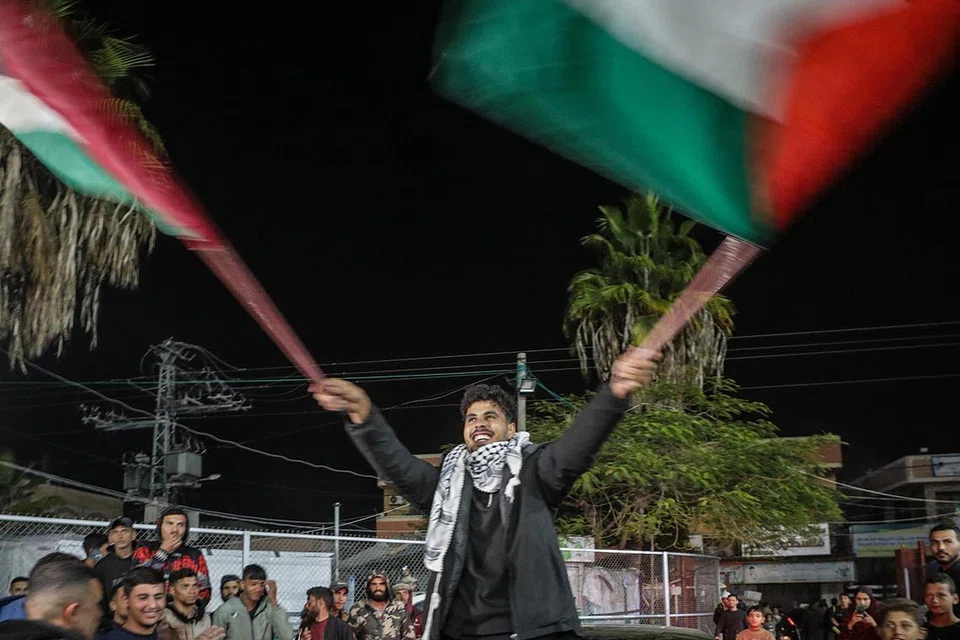Rakyat Palestin di Gaza meraikan perjanjian gencatan senjata yang dicapai antara Hamas dan Israel yang akan berkuat kuasa 19 Januari ini.
