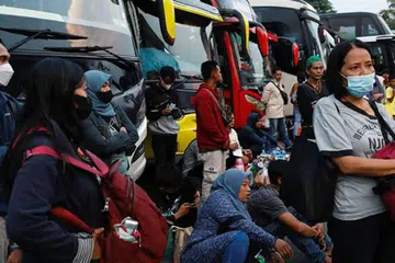 PAKAI PELITUP: Jakarta mencatatkan mutu udara kedua terburuk di dunia, menurut laman web pemantauan mutu udara IQAir, meningkat daripada kedudukan keempat sehari sebelumnya. 