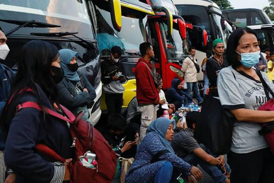 PAKAI PELITUP: Jakarta mencatatkan mutu udara kedua terburuk di dunia, menurut laman web pemantauan mutu udara IQAir, meningkat daripada kedudukan keempat sehari sebelumnya. 