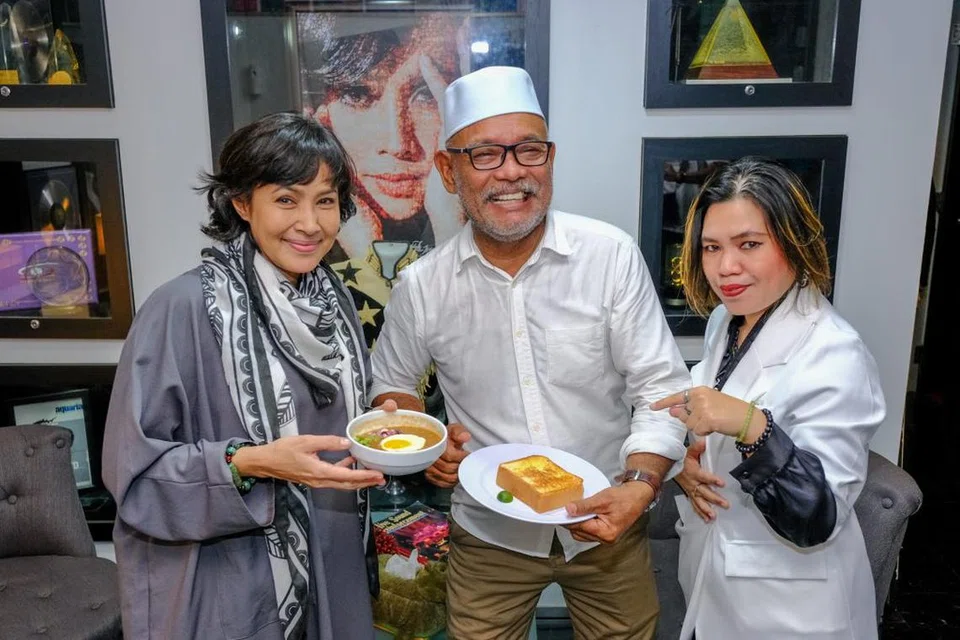 TIGA RAKAN SALING MENYOKONG: (Dari kiri) Fauziah Latiff, Haji Pool (Encik Makpol Saimon) dan Emma Rockers membawa sajian tradisi Johor ke Restoran Kacang Pool Haji di Ara Damansara, Petaling Jaya.