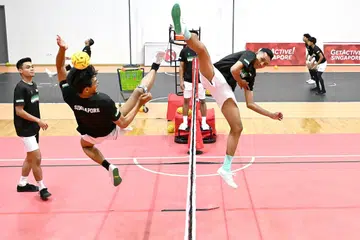 Pasukan sepak takraw negara semasa latihan di Bedok baru-baru ini. (Dua dari kiri)  Muhammad Hasbi Zainal cuba mengadang sepakan dari Muhammad Tasman Mohammed Belal