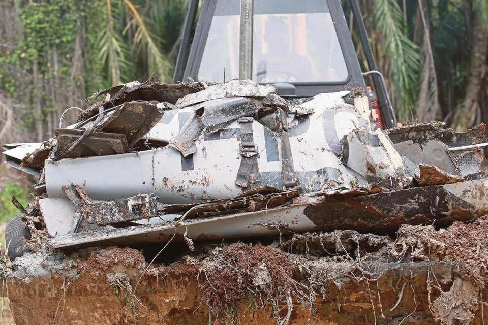 Serpihan pesawat ringan model BK 160 Gabriel dikeluarkan oleh anggota Biro Siasatan Kemalangan Trafik Udara (BSKU).
